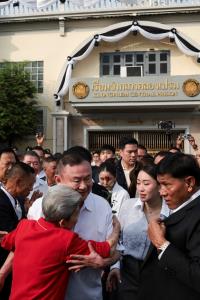 สื่อนอกเกาะติดปล่อยตัว 'ทักษิณ' คนเสื้อแดงแห่ต้อนรับแน่น จับตานายใหญ่วางมือหรือหวนคืนการเมือง