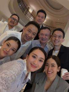 "แม้ว" เผย 8 เดือนจำศีลมา จำอะไรไมไ่ด้แล้ว "อิ๊งค์" โพสต์ภาพหมู่ "ครอบครัวชินวัตร" ขอบคุณพ่อไม่เคยทำให้ลำบากใจในวันที่แย่