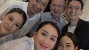 "แม้ว" เผย 8 เดือนจำศีลมา จำอะไรไม่ได้แล้ว "อิ๊งค์" โพสต์ภาพหมู่ "ครอบครัวชินวัตร" ขอบคุณพ่อไม่เคยทำให้ลำบากใจในวันที่แย่