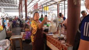 นางสมควร ชาญเชี่ยว แม่ค้าขายข้าวสาร ไข่ไก่ ผู้เสียหาย