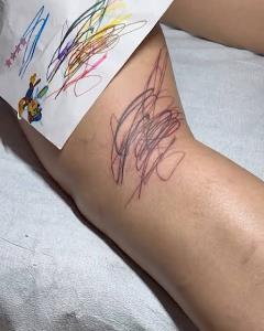 “รีฮันนา” สักที่ขาด้วยลายเส้นสุดอาร์ตของลูกๆ