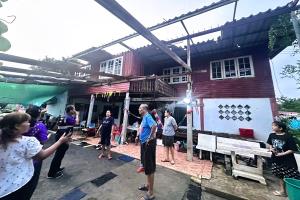 พายุฤดูร้อนถล่มบ้านหมี่ เสียหาย 3 ตำบล 121 หลังคาเรือน ผู้ว่าฯ ลพบุรีเร่งช่วยเหลือด่วน