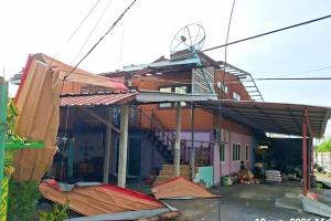 พายุฤดูร้อนถล่มบ้านหมี่ เสียหาย 3 ตำบล 121 หลังคาเรือน ผู้ว่าฯ ลพบุรีเร่งช่วยเหลือด่วน