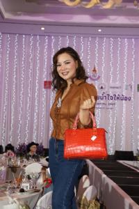 ดร.สายสม จัดงานกุศล Cowboy…คอยน้ำใจให้น้อง แฟชั่นโชว์เพชร 200 ล้าน ช่วยโรงเรียนเฉลิมพระเกียรติ ๔๘ พรรษา