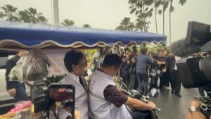 “อนุทิน” โชว์ขับรถพุ่มพวงกลางทำเนียบ  พา “ศุภจี” ซ้อนท้าย เปิดไทยช่วยไทยฯ ก่อนประชุม ครม.