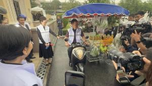 “อนุทิน” โชว์ขับรถพุ่มพวงกลางทำเนียบ  พา “ศุภจี” ซ้อนท้าย เปิดไทยช่วยไทยฯ ก่อนประชุม ครม.