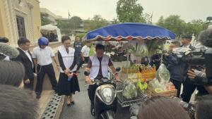 “อนุทิน” โชว์ขับรถพุ่มพวงกลางทำเนียบ  พา “ศุภจี” ซ้อนท้าย เปิดไทยช่วยไทยฯ ก่อนประชุม ครม.