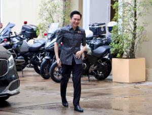 “ดร.เชน” เมินตอบสื่อ เข้าพบ “ลุงแม้ว” หลังพักโทษหรือไม่