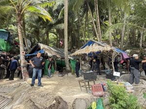 ยึดอีก 2 หลัง เพิงรุกป่าขายน้ำปั่นริมหาดฟรีดอม หลังยึดไปแล้ว 57ไร่  23 คดี งัดทุกกฎหมายเอาผิดเสี่ยอักษร L รอดูจะเกิดอะไรขึ้น