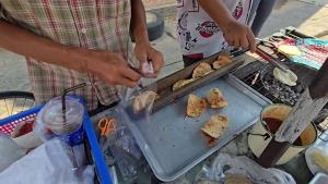 ชวนชิม “ปลาริวกิวปิ้ง” ของอร่อยคู่ตลาดศาลเจ้าโรงทอง ขายยาวนานกว่า 45 ปี