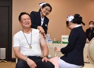 เดินหน้าสุขภาพไทยไร้รอยต่อ “อนุทิน” เยี่ยมบูธนวัตกรรมสาธารณสุข พร้อมฉีดวัคซีนไข้หวัดใหญ่