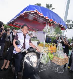 ดีอี ดัน "ไทยช่วยไทย" จับมือไปรษณีย์ไทย–รถพุ่มพวง ลุยกระจายสินค้าถูกทั่วไทย ช่วยลดค่าครองชีพประชาชน