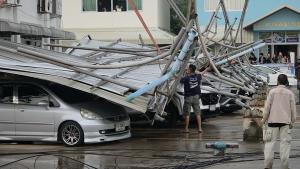 พายุฤดูร้อนถล่มสำนักงานเทศบาลวารินฯ รถพังยับนับสิบคัน