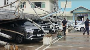 พายุฤดูร้อนถล่มสำนักงานเทศบาลวารินฯ รถพังยับนับสิบคัน