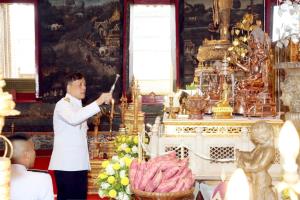 ในหลวง - พระราชินี เสด็จฯไปในการพระราชพิธีพืชมงคล ณ พระอุโบสถวัดพระศรีรัตนศาสดาราม