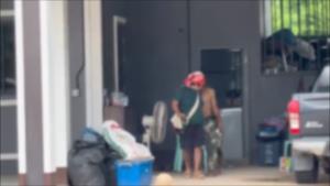 (คลิป) ทาสยาสุมหัวเสพเจอ ตร.บุกหนีไม่ทันเพื่อน คลั่งถือปืน-ประกาศสู้ตาย เจอเรียกเมียมาทิ้งอาวุธมอบตัวทันที
