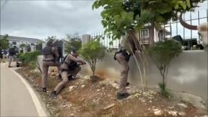 (คลิป) ทาสยาสุมหัวเสพเจอ ตร.บุกหนีไม่ทันเพื่อน คลั่งถือปืน-ประกาศสู้ตาย เจอเรียกเมียมาทิ้งอาวุธมอบตัวทันที