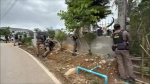 (คลิป) ทาสยาสุมหัวเสพเจอ ตร.บุกหนีไม่ทันเพื่อน คลั่งถือปืน-ประกาศสู้ตาย เจอเรียกเมียมา ทิ้งอาวุธมอบตัวทันที