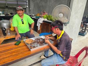 (คลิป)ทุ่งหญ้าป่าอ้อยริมน้ำปิงพราวระยับ! ชาวกำแพงเพชรแห่ส่องไฟจับแมงอีนูน ปรุงเมนูเด็ด-ขายได้คืนละเป็นพัน