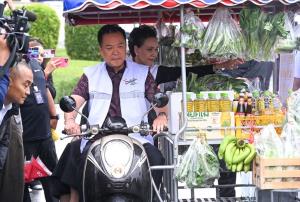 อนุทิน ชาญวีรกูล และ ศุภจี สุธรรมพันธุ์  ขี่รถพุ่มพวง โปรโมตโครงการไทยช่วยไทย