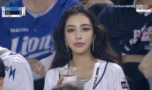 ฮิตสนั่นโซเชียล! คนดังไทยนั่งเชียร์เบสบอล AI เสกภาพเสมือนจริงคอยลุ้นข้างสนาม