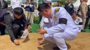 “อนุทิน” เก็บเมล็ดข้าวพระราชทานครั้งแรก หลังจบพิธีพืชมงคล เผยมีแปลงนาของตัวเอง