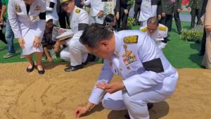 “อนุทิน” เก็บเมล็ดข้าวพระราชทานครั้งแรก หลังจบพิธีพืชมงคล เผยมีแปลงนาของตัวเอง