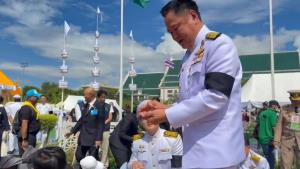 “อนุทิน” เก็บเมล็ดข้าวพระราชทานครั้งแรก หลังจบพิธีพืชมงคล เผยมีแปลงนาของตัวเอง