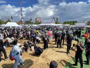ประชาชนแห่เก็บเมล็ดพันธุ์ข้าว-ต้นไม้-สายสิญจน์ จากมณฑลพิธีท้องสนามหลวง หลังเสร็จพระราชพิธีพืชมงคลฯ 2569 เพื่อความเป็นสิริมงคล