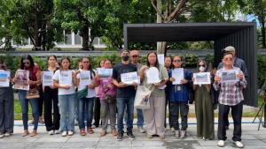 แห่แจ้งจับ"ช่างหนึ่ง" ผู้รับเหมา 18 มงกุฏ รับเงินแล้วทิ้งงาน