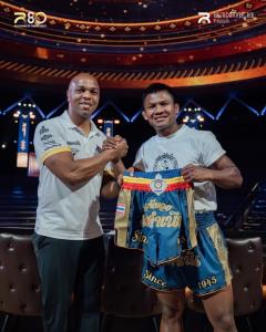“เจอร์ราร์ด” บุกราชดำเนิน เรียนมวยไทยกับ “บัวขาว” ปิดทริปตำนานลูกหนังสุดประทับใจ