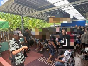 บุกทลายบ่อนไก่ดำเนินสะดวก รวบเซียนพนัน 45 คน ยึดไก่ชน-อุปกรณ์เพียบ