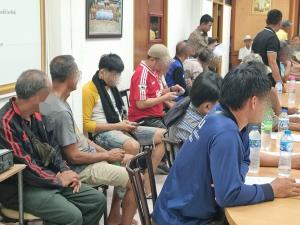 บุกทลายบ่อนไก่ดำเนินสะดวก รวบเซียนพนัน 45 คน ยึดไก่ชน-อุปกรณ์เพียบ
