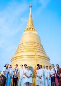 กลุ่มศิลปินจิตอาสา ร่วมกิจกรรม “ห่มผ้าพระบรมเจดีย์ภูเขาทอง” ในโครงการ “ห่มผ้าพระธาตุ เสริมบารมี สืบสานพุทธศาสนา ประจำปี ๒๕๖๙”