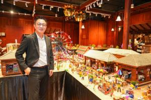 เมืองสุขสยาม เนรมิต “SOOK SMALL WORLD”  ชวนสัมผัสมนต์เสน่ห์แห่งศิลปะ ย่อส่วนวิถีและวัฒนธรรมไทย สู่งานคราฟต์ไทยขนาดจิ๋ว  ณ ชั้น UG โซนภาคกลาง เมืองสุขสยาม ไอคอนสยาม