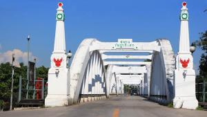 (คลิป)อ้าง GPS นำ!สิงห์ 6 ล้อติดตู้เย็นขับขึ้นสะพานรัษฎา-แลนด์มาร์ก 100 ปีลำปาง รถชนคานสะพานร้าวเสี่ยงถล่ม