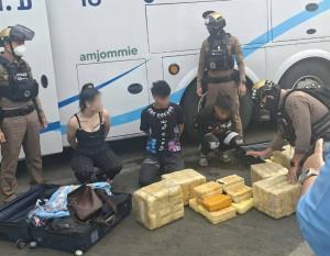ตร.รวบคาขนส่งอาเขตเชียงใหม่!1 หญิง 2 ชายชาวตรัง หอบยาบ้า 1,800,000 เม็ด จ่อขึ้นรถทัวร์ล่องกรุง
