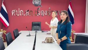 (คลิป)"หลิว-อาจารียา" ขึ้นโรงพักพบ ตร.ลำพูน เดินหน้าคดีถูกโกงซื้อทองไม่ได้ทองสูญนับล้าน