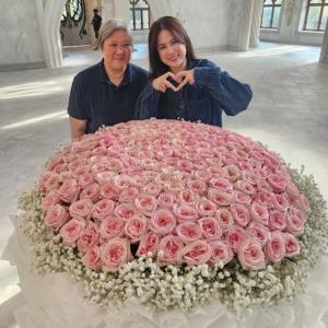 “ติ๊ก กัญญารัตน์” เคลียร์ชัด! ยังไม่แต่ง หลังโพสต์หวาน 25 ปี ลั่นความรักไม่จำเป็นต้องลงเอยด้วยทะเบียนสมรส