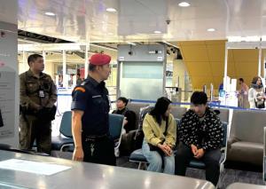 หนุ่มจีนหัวร้อนถีบช่องตรวจอัตโนมัติสุวรรณภูมิพังเสียหาย 4.5 แสน ซ้ำด่าเจ้าหน้าที่ตม. โดนแบล็กลิสต์ห้ามเข้าไทยถาวร