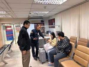 หนุ่มจีนหัวร้อนถีบช่องตรวจอัตโนมัติสุวรรณภูมิพังเสียหาย 4.5 แสน ซ้ำด่าเจ้าหน้าที่ตม. โดนแบล็กลิสต์ห้ามเข้าไทยถาวร