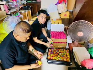 รวบสาว ป.6 หัวใสกว้านซื้อเศษสบู่หลอมขายออนไลน์ ยึดของกลาง 1.1 แสนก้อน