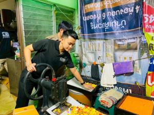 รวบสาว ป.6 หัวใสกว้านซื้อเศษสบู่หลอมขายออนไลน์ ยึดของกลาง 1.1 แสนก้อน