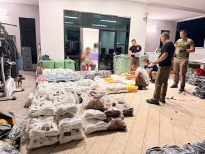 สกัดจับหนุ่มขนเสื้อยืด-กระเป๋าแบรนด์ดังปลอม-บุหรี่เถื่อน มูลค่า 5 ล้าน