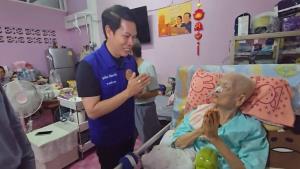 (คลิป)สุดอบอุ่น!ลูกหลานหลายรุ่น-ลูกศิษย์ลูกหา ร่วมแสดงมุธิตาจิตยายชวด 5 แผ่นดิน-อดีตแม่พิมพ์ครบ 103 ปี ท่องสูตรคูณแม่นเป๊ะ