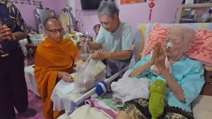 (คลิป)สุดอบอุ่น!ลูกหลานหลายรุ่น-ลูกศิษย์ลูกหา ร่วมแสดงมุธิตาจิตยายชวด 5 แผ่นดิน-อดีตแม่พิมพ์ครบ 103 ปี ท่องสูตรคูณแม่นเป๊ะ