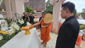 ส่งดวงวิญญาณ “พ่อแม่ลูก” เหยื่อแก๊งฆ่าฝังดิน ญาติร่ำไห้สุดอาลัย แม่ลั่นอยากให้คนทำผิดได้รับโทษถึงที่สุด