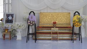 “ในหลวง-พระราชินี” พระราชทานพวงมาลา “รองผอ.ร.ร.เทพศิรินทร์ นนทบุรี” เหยื่อกราดยิง พระราชทานเพลิงศพ 12 ส.ค.นี้