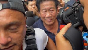 คุมตัว “ฉลอง” ฝากขัง พร้อมยื่นคัดค้านประกันตัว จัดชุด นปพ.คุมเข้ม เจ้าตัวปิดปากเงียบปัดตอบสื่อ