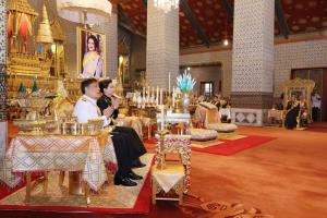ในหลวง-พระราชินี ทรงบำเพ็ญพระราชกุศลทักษิณานุปทาน เนื่องในวันคล้ายวันพระราชสมภพ “พระพันปีหลวง”
